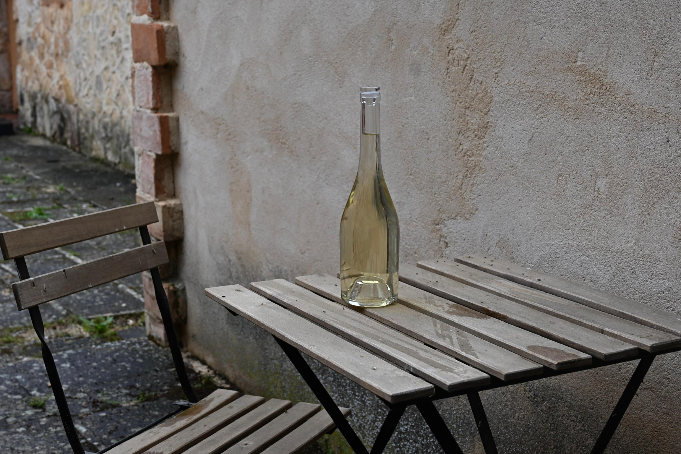 Botella de Nautilus sobre una mesa de madera en el patio de la bodega